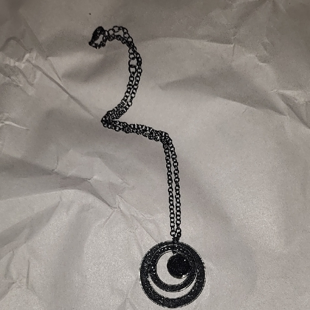 Elegant Black Pendant Necklace (costume)
